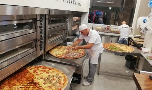 Πίτσα στην Θεσσαλονίκη ζυγίζει 7 κιλά και έχει διάμετρο 3,2 μέτρα: Αν την φάνε 4 άτομα, παίρνουν 100 ευρώ (vid)