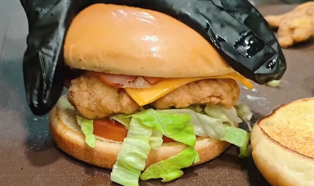 Chicken Universe στις Σέρρες: Μπες στο Σύμπαν της Απόλαυσης! (ΒΙΝΤΕΟ)