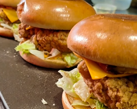 Σέρρες: Αν αγαπάς το κοτόπουλο, το Chicken Universe είναι μονόδρομος! – Delivery: 2321181391 (ΒΙΝΤΕΟ)