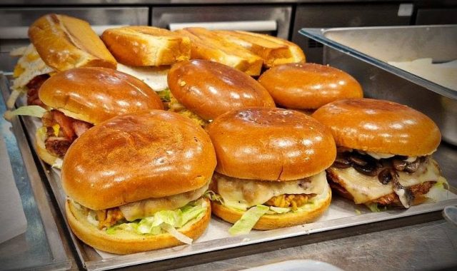 Chicken Universe στις Σέρρες: Το γευστικό «διαμάντι» της πόλης, που αξίζει να ανακαλύψεις! (ΦΩΤΟ) – Delivery: 2321181391