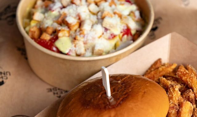 Chicken Universe στις Σέρρες: Το μαγαζί που έχει κάνει τους λάτρεις του κοτόπουλου να μιλούν γι’ αυτό! (ΦΩΤΟ) – Delivery: 2321181391